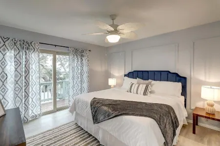 Rockport Dreamin! Steps to private 750' fishing pier and boat ramp!