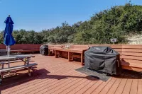 Walk to Beach. Pool, Hot Tub, Balcony, NEWER Furniture