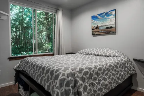 Newly built deluxe cabins, in a private redwood setting near the Smith River