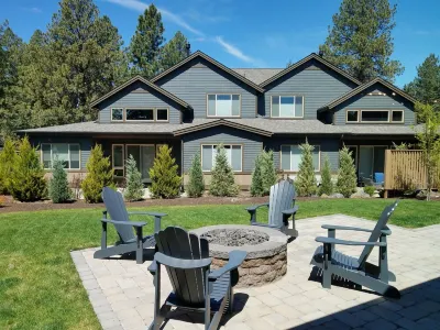New, Stunning & Modern Luxury, Fire Pit, A/C, Golf, Bike, Hike & Mt Bachelor 처치 오브 더 캐스케이즈 주변 호텔