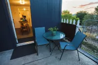 Modern & Private-Outdoor Theatre, A/C, King Bed