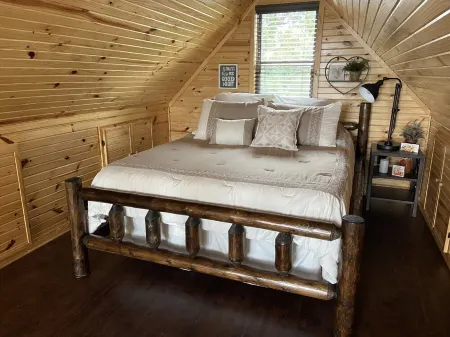 Treehouse/cabin with an amazing view of Mount Magazine