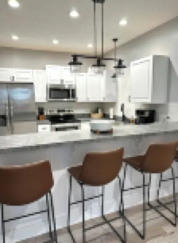 Medina Square Retreat - Spacious 4 bdrm home walking distance to the square