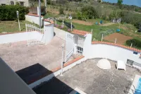 Bright 2 bedroom apartment in villa with pool and barbecue, 1km from the sea Hotels in Ortona