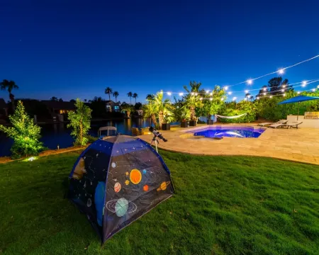 Lakefront!FREE Heated Salt water Pool, Spa! Boat! Kayak! Arcades!EV charger. Hotels in Sun Lakes