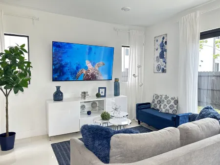 Blue House-Sleep 11 people-Game Room-The Keys-Everglades-Miami-Biscayne Nat Park