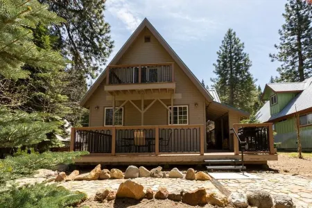 Southgate Getaway of Yosemite Отели рядом с достопримечательностью «Тенайя Лодж эт Йосемити»