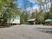 Fly Away Cabin: Relax and enjoy the creek views and sounds.