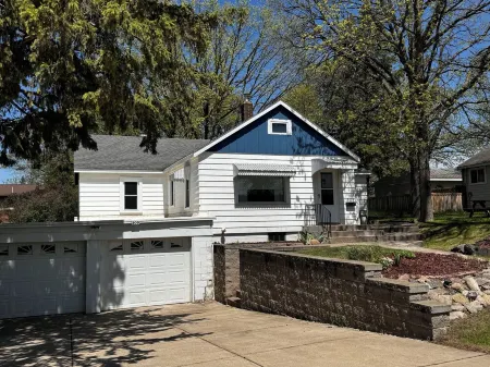 Newly remodeled cottage in the heart of Crosby near restaurants and biking trail