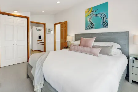 Beachfront, Water & Mountain Views, Epic Deck on Whidbey Island!