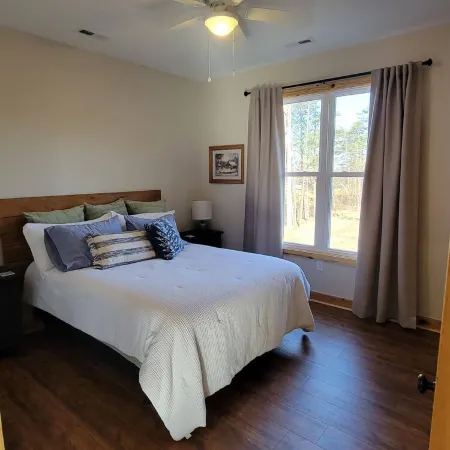 New cabin- access to horse trails, Pilot Mtn & Hanging Rock St. Pks
