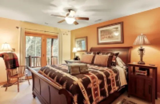 Hemlock Haven: Luxury Log Retreat w/ Sauna, Saloon & Blue Ridge Views