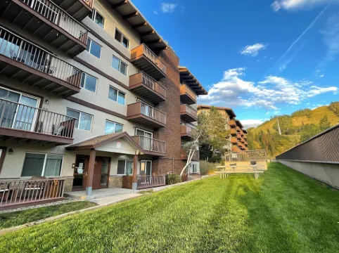 Mountainside ski-in condo near Ski Time Square