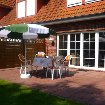 Vacation home directly on the river, close to the beach, WLAN, TV, 6 beds, own jetty