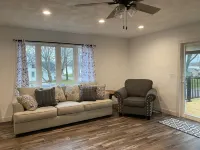 Remodeled home with pontoon rental 2 decks Private beach playground volleyball Hotels in Edgerton