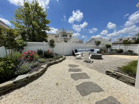 Oceanside fully remodeled home with new furniture. Only 4 houses to the beach! Отели рядом с достопримечательностью «Бичфронт»