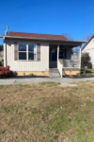 Lakefront Cabin in quiet cove. No steps to private boat slip. Pet friendly.