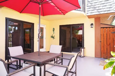 Cheerful 2 Bedroom Townhome With Fireplace & Private Patio  in New Smyrna Beach! Отели в г. Нью Смирна Бич