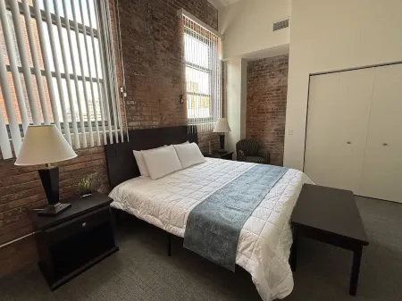 Toledo Tranquility: Luxe 2-Bed Retreat - Your Perfect Stay Awaits! ADA compliant Отели в г. Толедо