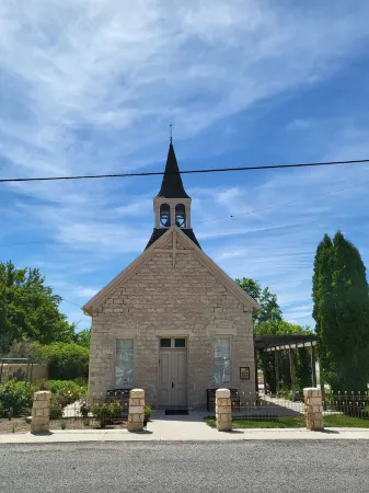 Western Charm Getaway,  Spacious 2Br Near I-70 in Salina. Single Level No Stairs