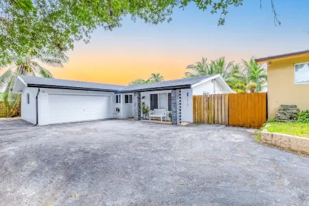 Casa Tropicana- Heated Pool, Game Room & Mins from Beach