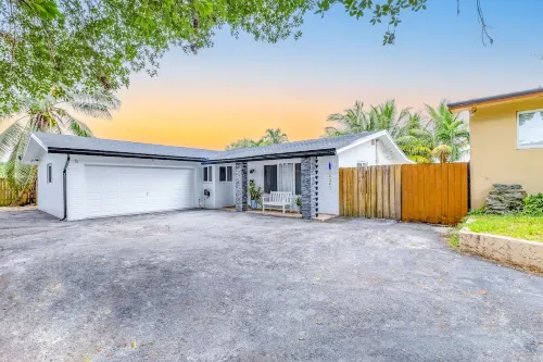 Casa Tropicana- Heated Pool, Game Room & Mins from Beach