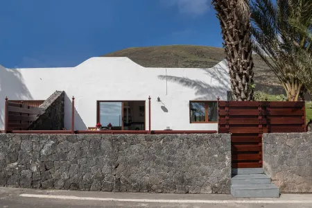 CORNER OF THE OCEAN. POOL-JACUZZI-CLIMATIZED SPA. SEA VIEWS-WIFI- SATELLITE TV