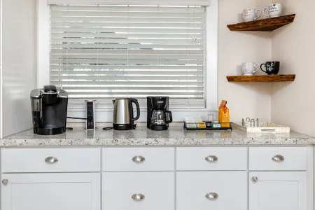 Tastefully updated, Heated Pool, 10 min to Beach! Отели рядом с достопримечательностью «Pop Stansell Park»