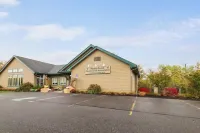 Beautiful Pocono Getaway! Fire Pit•Hot Tub•Games•Pool•Golf•Lake•Fishing•Hiking Hotels near Community Church