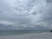 1 BR Walk to Shops, pool & Restaurants, 5 min to Beautiful Beaches! Full Kitchen