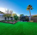 Cute house, big private shaded yard, cul-de-sac, close to ALL entertainment! Hotels near T-Mobile