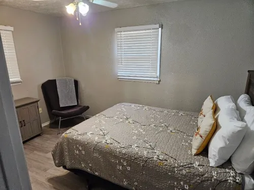 5 minutes from Tech/UMC // book a quaint 3 bedroom home w/wifi and laundry