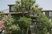 Newly remodeled condo on Wrightsville Beach steps away from the ocean! Hotel di 