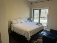 SPACIOUS 5/3 SCREENED PORCH AND PATIO, LAKE VIEW