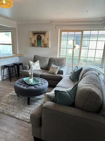 15 Minute walk to BYU!! Updated 2 Bed 1 Bath home with all you need. Отели в г. Прово