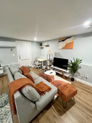 Cozy 2-Floor Apartment with Garage Access โรงแรมใกล้Lambda Chi Alpha