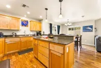 3 memory foam King beds/65" TV/300mbps/Culd de sac/Full Kitchen/BBQ/Jetted Tub/