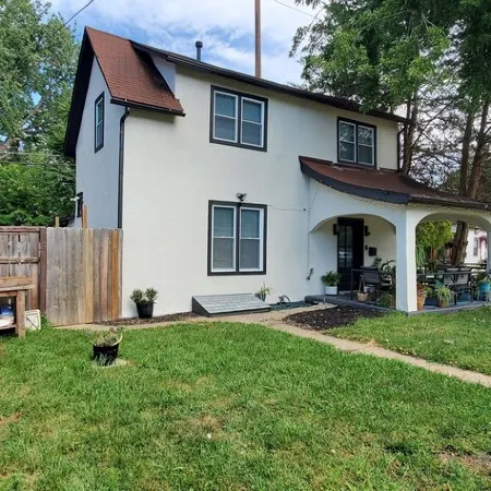 3-bedroom Modern home in welcoming Topeka with WiFi, AC