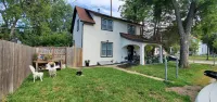 3-bedroom Modern home in welcoming Topeka with WiFi, AC