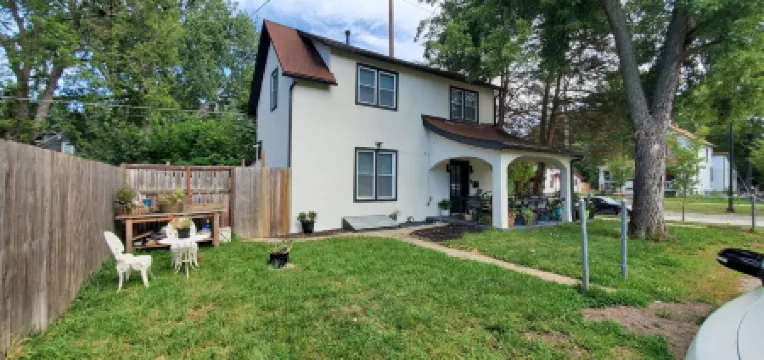 3-bedroom Modern home in welcoming Topeka with WiFi, AC