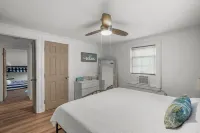 The Yellow Door is a 2 Bdrm 1 Bath Unit Sleeps 5 - Linens Included! 카롤리나 비치 주립공원 주변 호텔