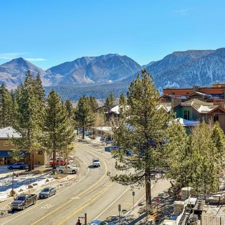 3-bedroom Penthouse in the Village/ walk to the Gondola/ top floor.