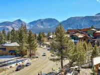 3-bedroom Penthouse in the Village/ walk to the Gondola/ top floor.