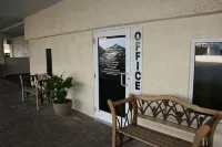 Beachfront! Roomy Condo, Pool Onsite, Steps Away From The Beach!