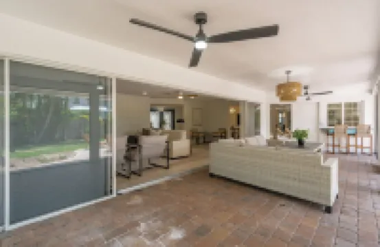 Luxury Pool & Spa Home near Beachs and Downtown. Enjoy fruit trees on property. 麥格雷戈酒店