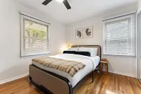 Highland Park Hideaway- Standing Desk + Monitor + Private Laundry + Bonfire Pit
