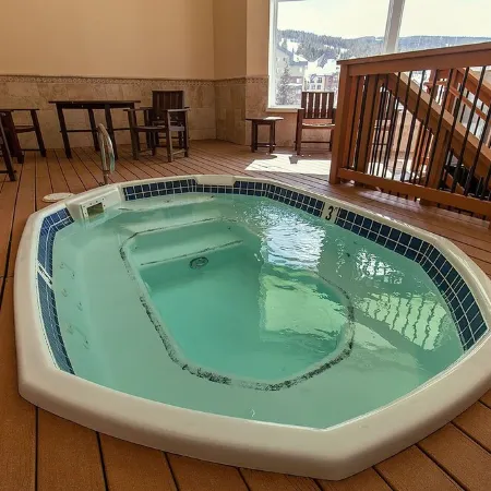 LUXURY STUDIO+BUNK ROOM, VIEWS, MINS TO LIFTS /SHOPS, ONSITE HOT TUB, GARAGE