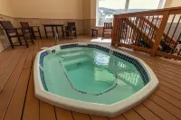 LUXURY STUDIO+BUNK ROOM, VIEWS, MINS TO LIFTS /SHOPS, ONSITE HOT TUB, GARAGE