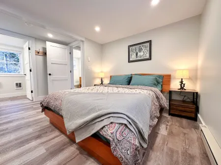 Brand New, Private Home w/ Nordic Hot Tub- Just 1/2 Mile to Jay Peak Resort Отели рядом с достопримечательностью «Джей Пик Резорт»