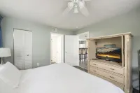 Castaway Cove: 2/2 Condo near the beach with shared pool and hot tub